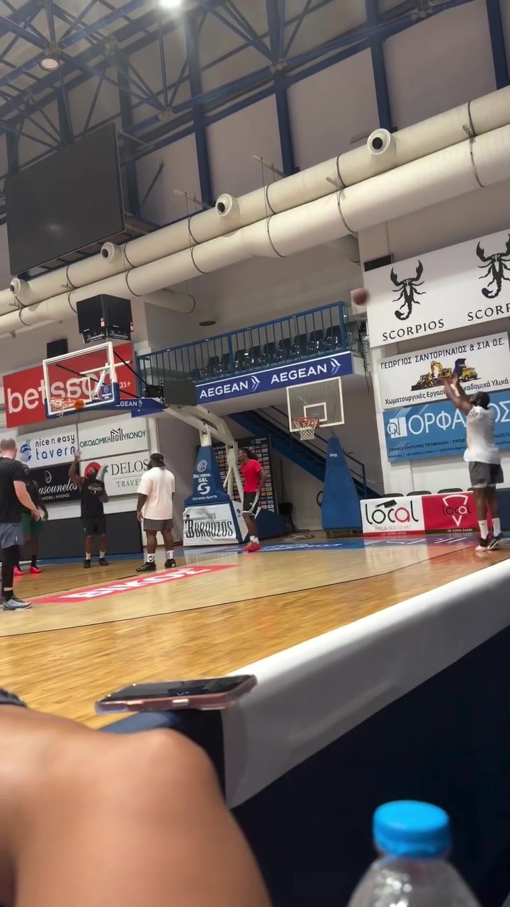 女友社媒晒哈登投篮视频，去希腊度假登哥也不忘训练啊！